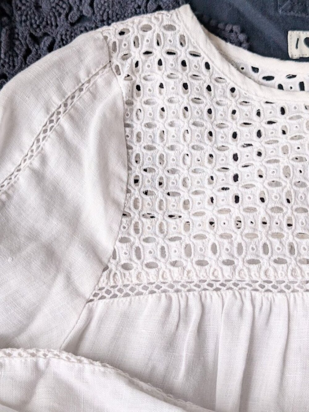 Cynthia Rowley Womens White LINEN Eyelet Blouse Long Sleeve Hook Eye Closure XS - Picture 2 of 12